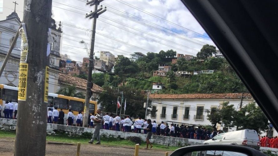 Ensaio de alunos para 7 de Setembro complica trânsito na Avenida Jequitaia, diz Transalvador