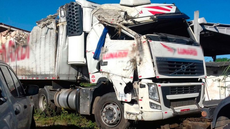 Carga de chocolate é saqueada após caminhão tombar na BR-101