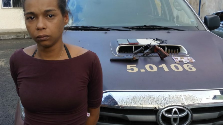 Mulher é presa suspeita de roubar celulares dentro de ônibus na BR-324
