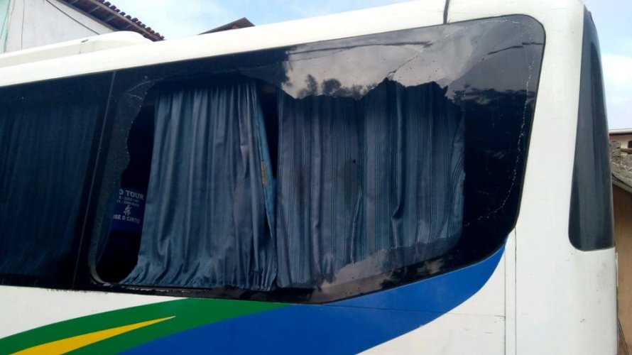 Micro-ônibus que transportava 16 policiais é atacado a tiros em Feira de Santana