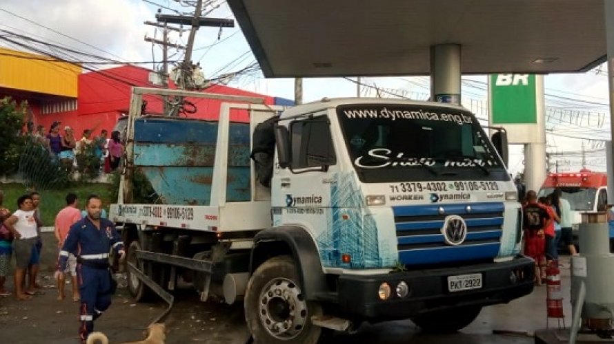 Uma pessoa morre após caminhão atropelar pedestres na entrada do Trobogy