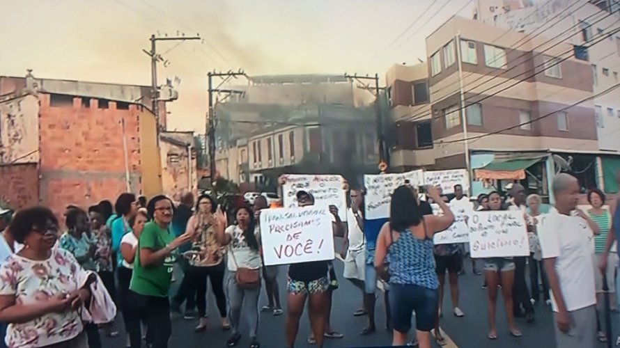 Redução de linhas de ônibus gera protesto no Garcia