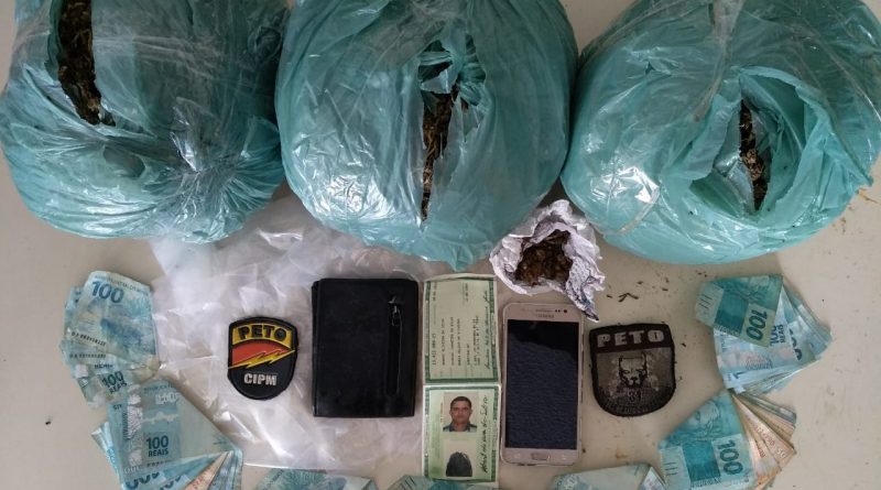 Operação em Lauro de Freitas encontra R$ 6 mil e cerca de 5 kg de maconha