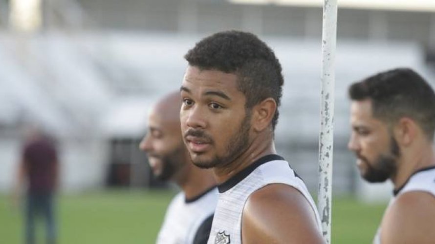 Torcida do Corinthians protesta contra chegada de atacante processado por agredir ex-namorada