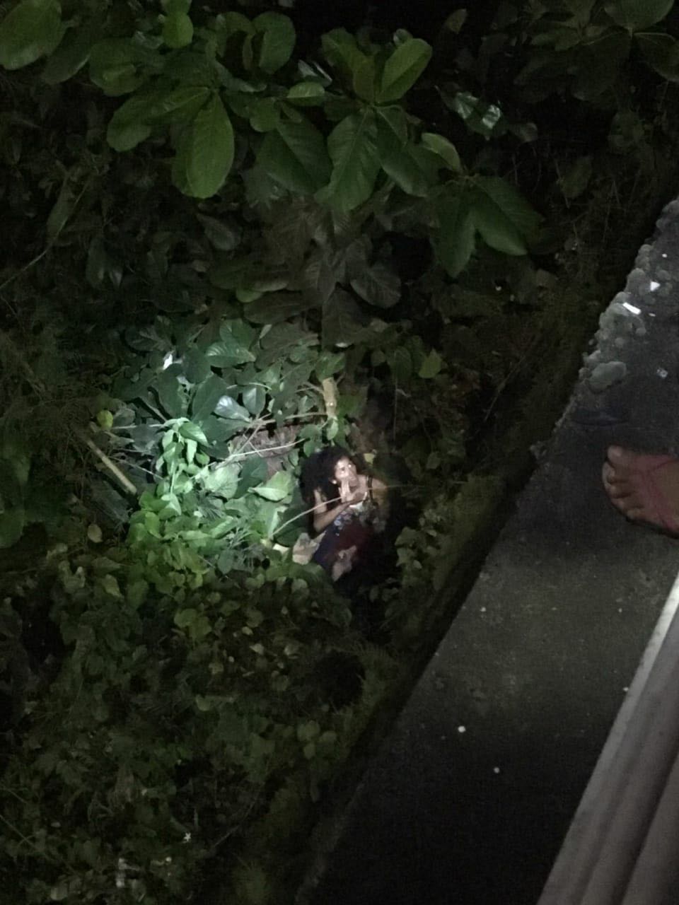 Mulher é assaltada e jogada de cima da ponte  Na noite desta terça-feira