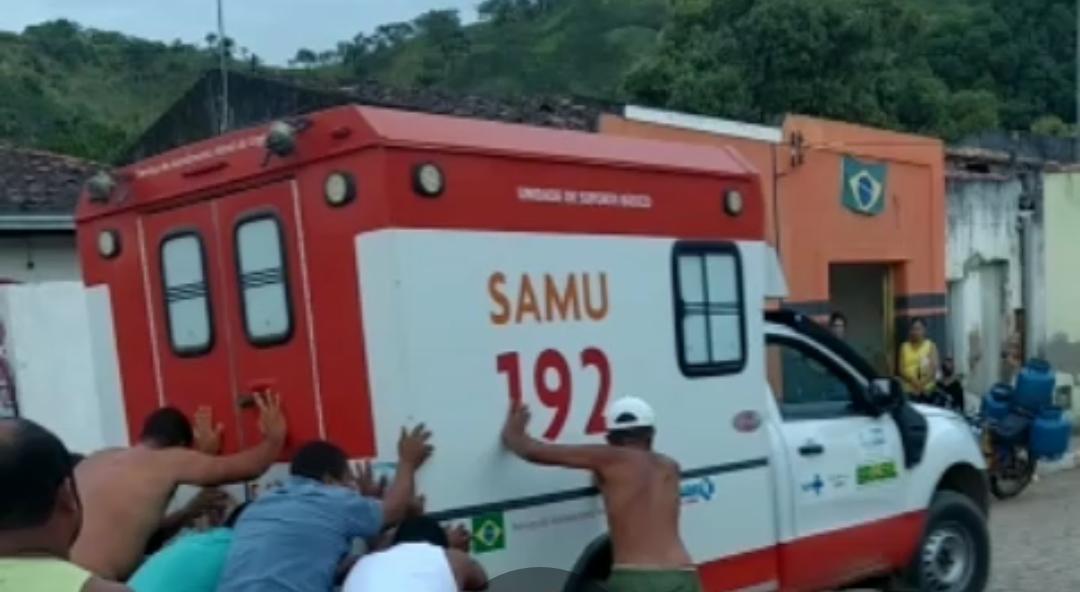 Ambulância do Samu quebra com paciente a bordo e é empurrada por populares em Maragojipe