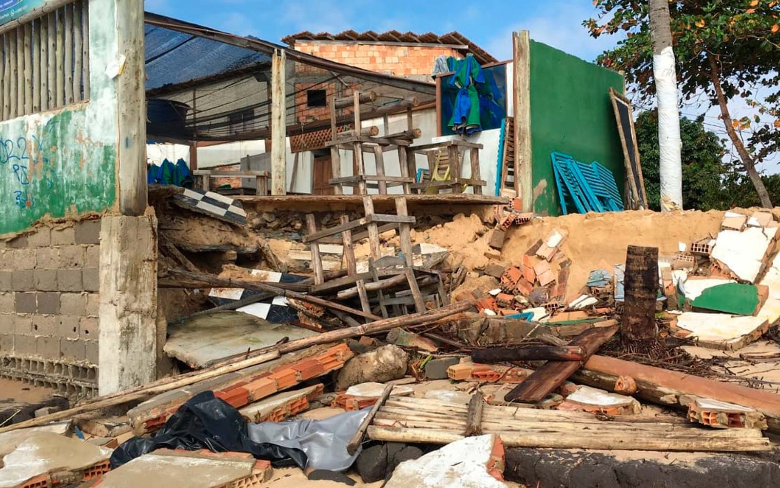 Ondas fortes causadas por ressaca destroem três barracas de praia e derrubam coqueiro