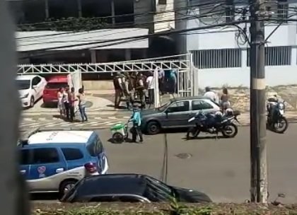 Homem invade o Colégio Manoel Devoto e causa pânico entre os alunos; assista