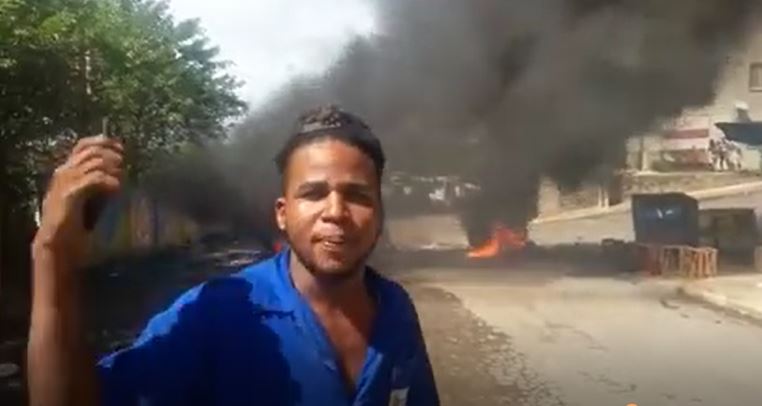 Moradores fazem manifestação por causa de abandono da Prefeitura de Simões Filho; “Falta tudo”