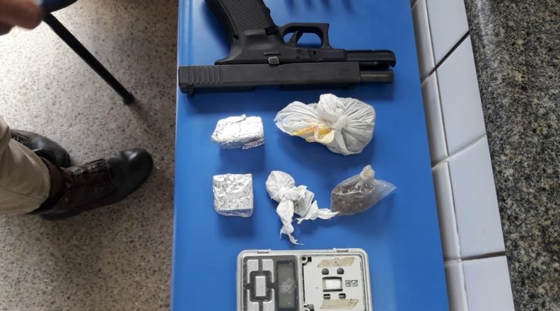 PM localiza pistola austríaca e drogas na cidade de Alagoinhas