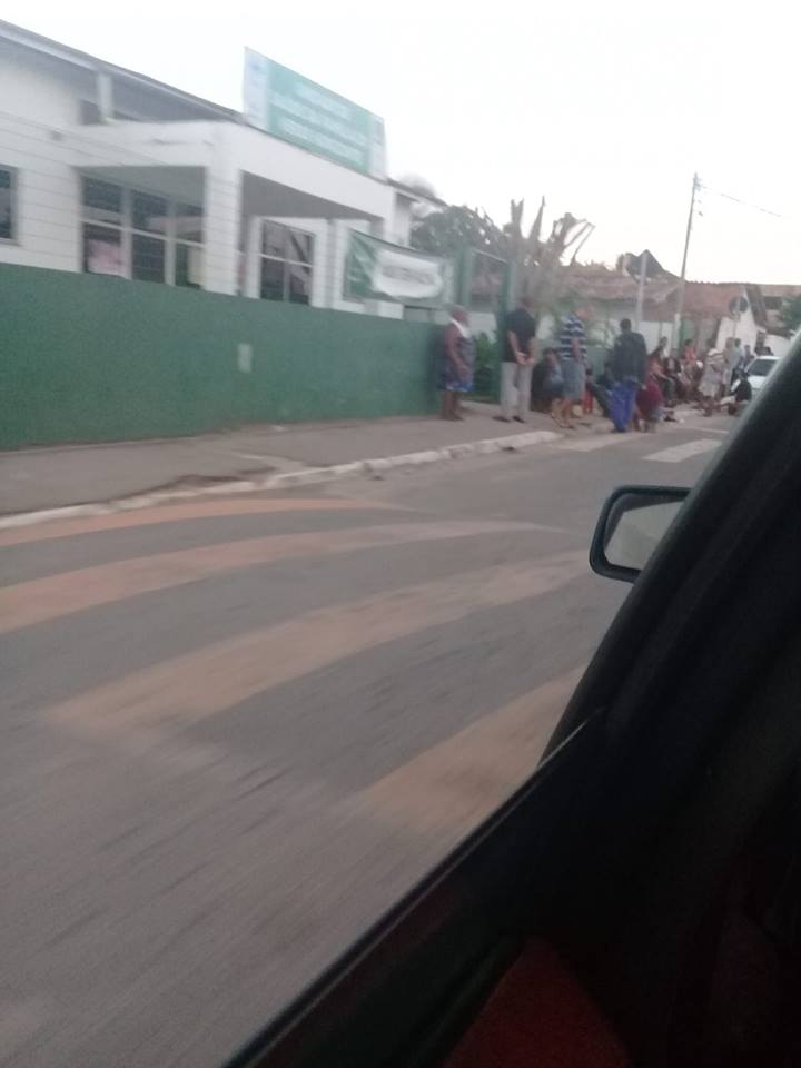 Moradores do Verde Horizonte dormem em frente a posto de saúde para garantir atendimento