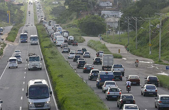 Acidente deixa feridos após carro invadir contramão e bater de frente com caminhonete na BR-324