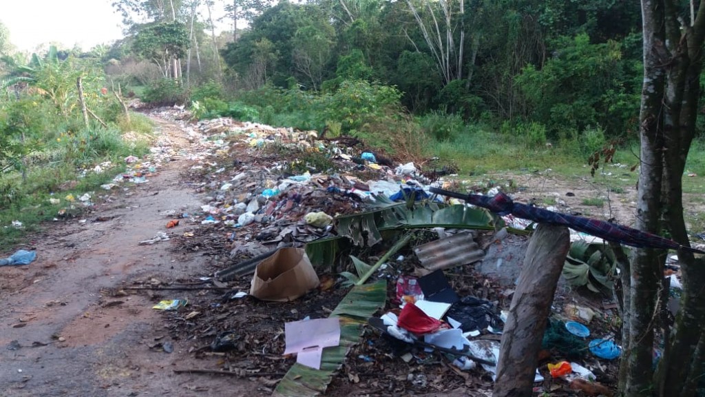 Lixos e entulhos tomam conta de rua no Mangueiral