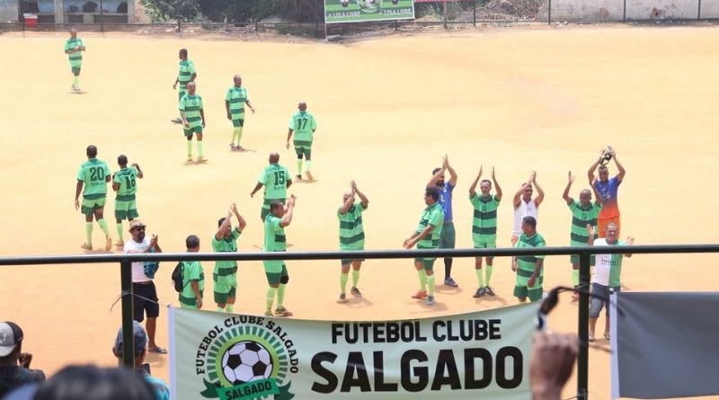 Torcida organizada pede Lula livre durante final de campeonato em Salvador