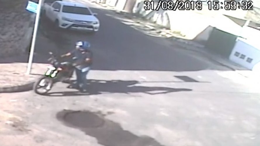 Câmera de segurança flagra momento em que homem furta motocicleta em Itinga; assista