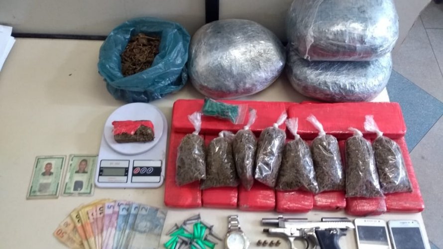 Dois homens são presos com pistola e cerca de 20 kg de maconha em Camaçari