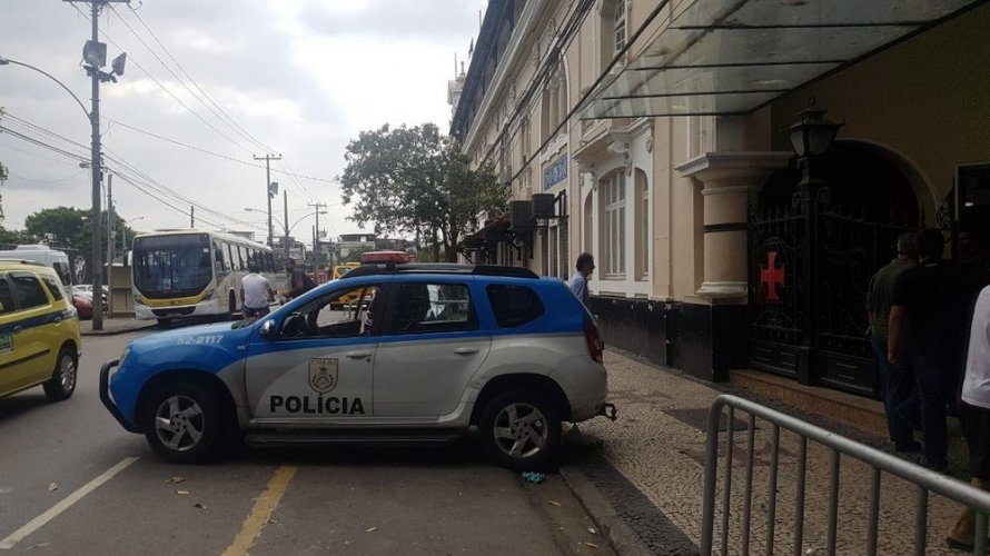 Após derrota para o Vitória, vascaínos protestam e atiram ovos e garrafas na entrada de São Januário