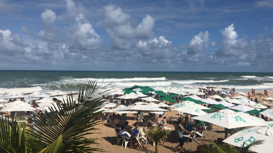 Banhista é socorrido por surfistas após se afogar em praia de Imbassaí