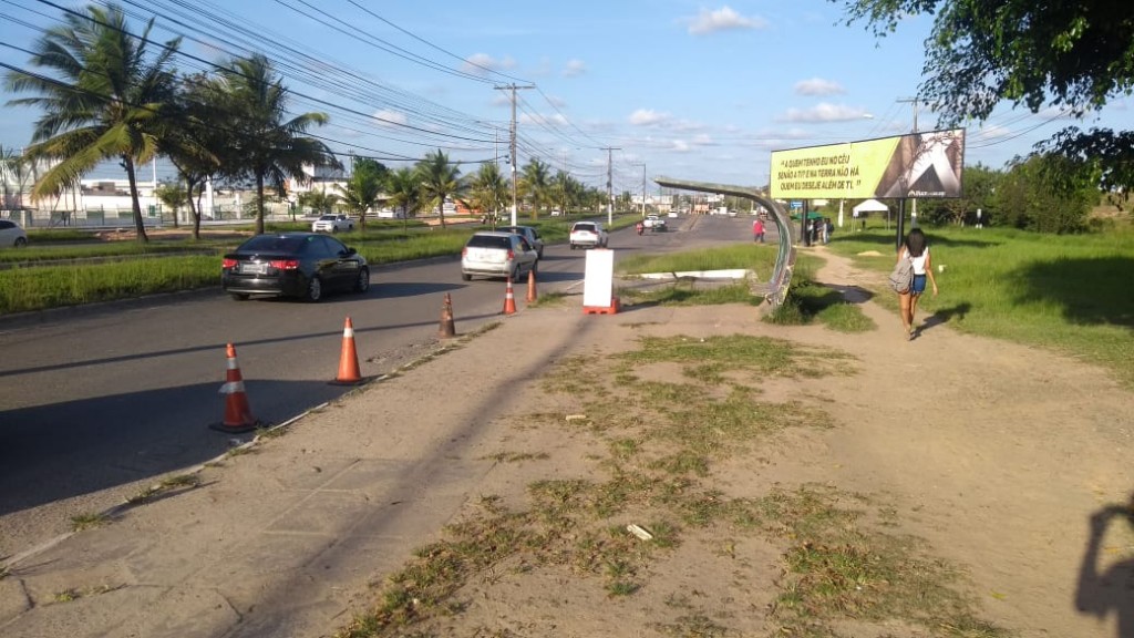 Ponto de Ônibus da Av. Jorge Amado continua Desativado