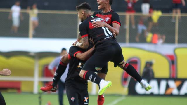 Vitória bate América-MG e se afasta do Z-4