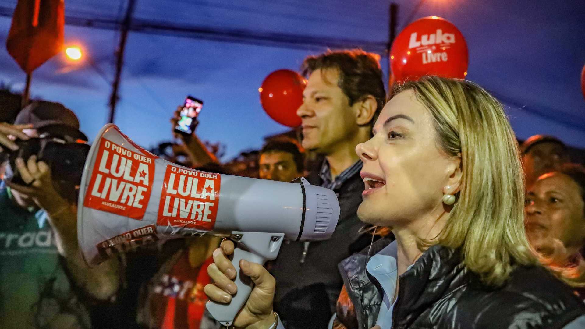 PT marca reunião para dia 11, data limite para substituição de Lula