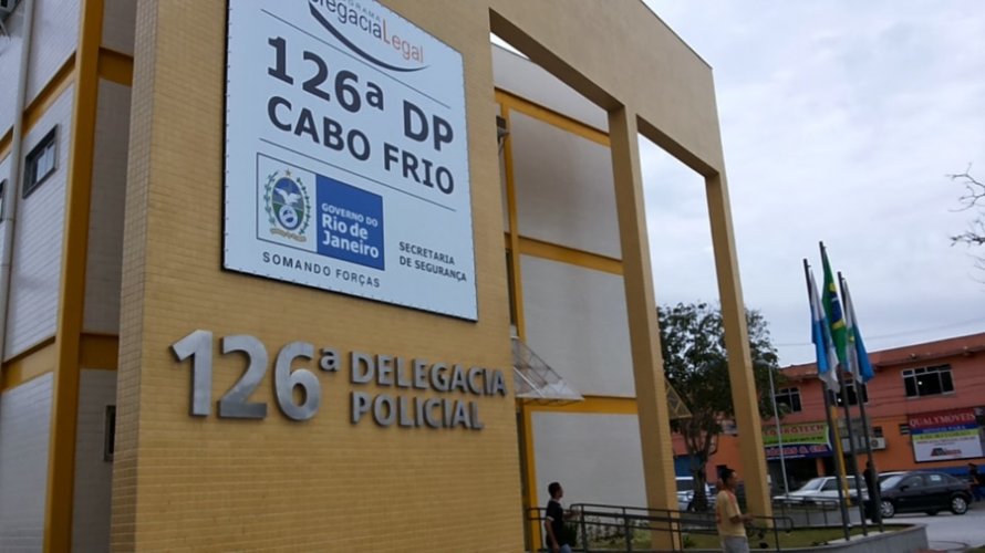 Jovem é preso após gravar imagens xingando a polícia em frente à delegacia