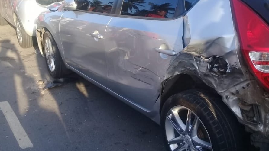 Carro capota na orla de Piatã e populares desviram veículo com vítimas dentro. Assista