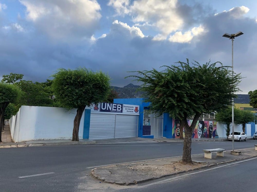 Professor de direito da Uneb é preso após se apresentar no 12° Batalhão em Camaçari