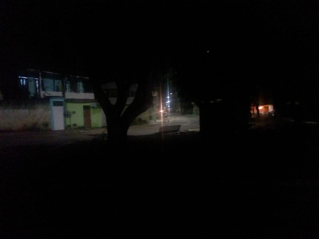 Problema na iluminação pública gera insegurança na praça do Phoc I em Camaçari