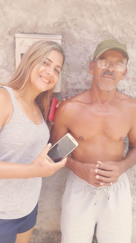 BELO EXEMPLO: Morador do Phoc III encontra celular e devolve a dona