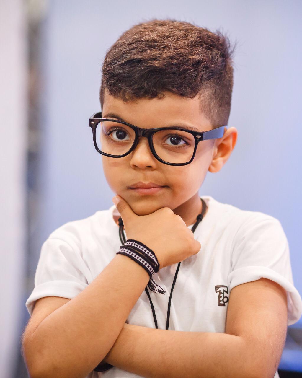 Modelo pega visão destaque: Tiago de 5 anos ganha em primeiro lugar