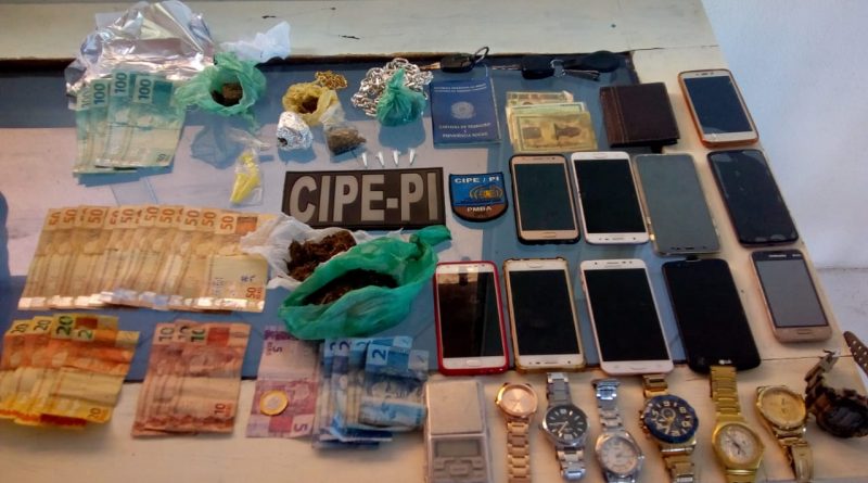 Após denuncias PM chega em condomínio de luxo e prende oito homens e uma mulher em Camaçari