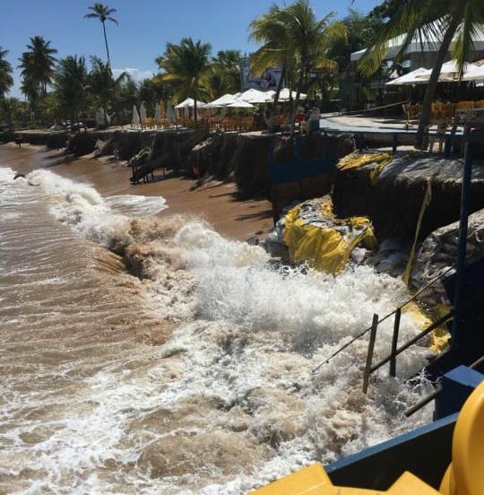 Mar avança rapidamente em Guarajuba e comerciantes ficam assustados