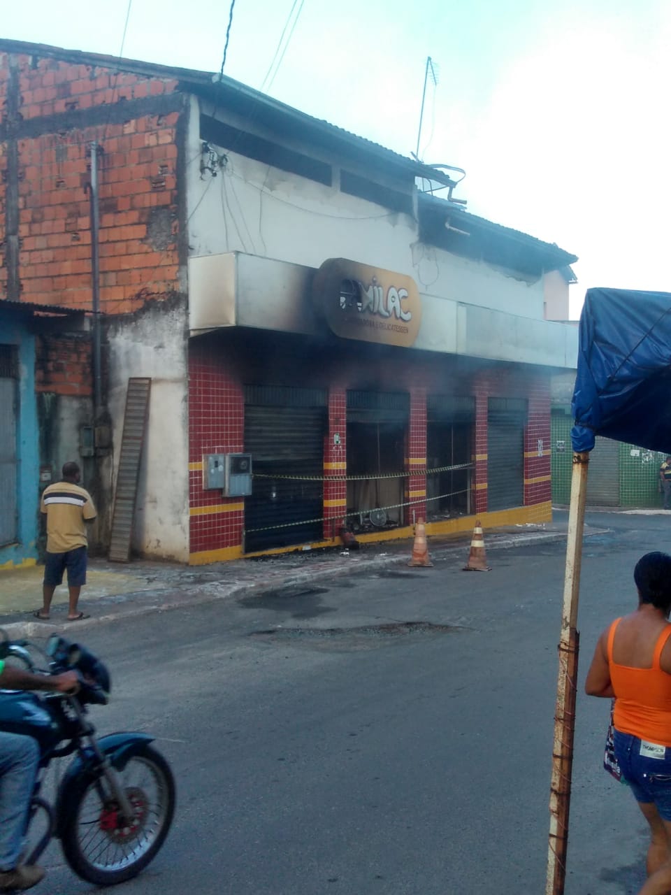 INCÊNDIO DESTRÓI PANIFICADORA NO BAIRRO DA NOVA VITÓRIA, EM CAMAÇARI