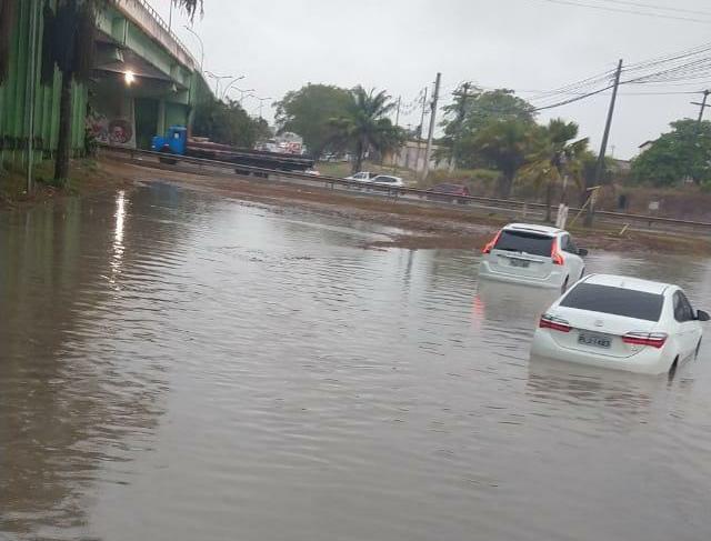 Chuva deixa ponto alagamento na Av. Jorge Amado