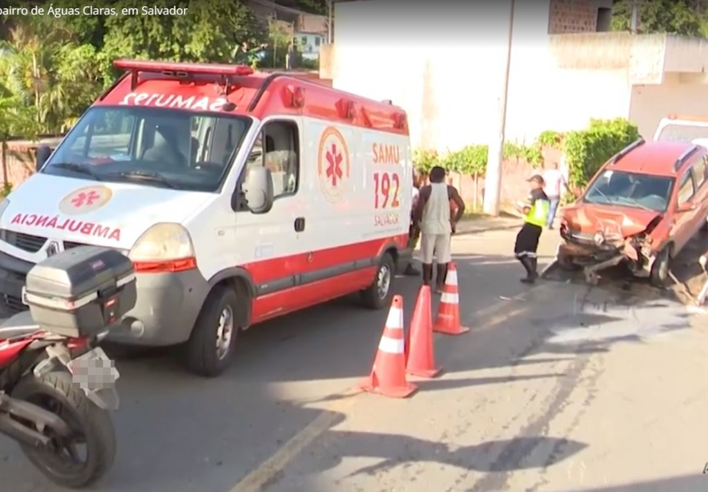 Motorista fica ferida ao bater carro em poste após tentativa de assalto em Águas Claras