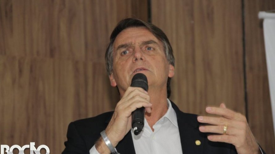 Bolsonaro aponta cadeira do Planalto como sua criptonita, admite choro e revela bronca em Olavo