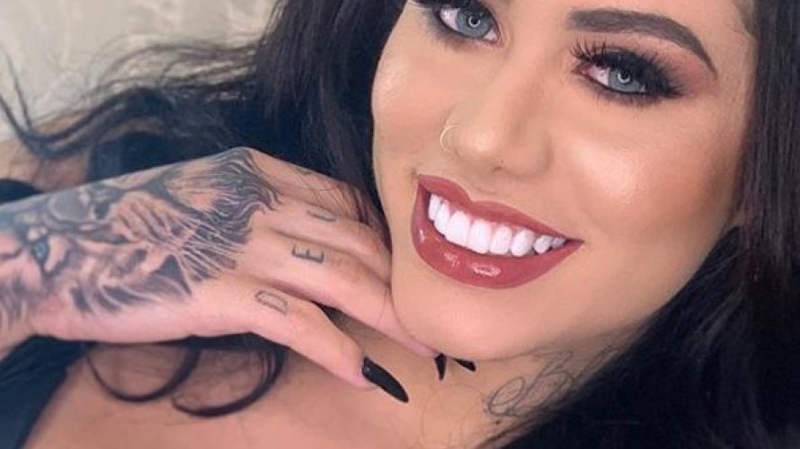 Modelo que teve vídeo íntimo vazado é encontrada morta dentro de apartamento