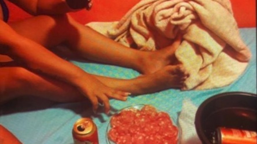 Traficante posta foto de dentro da cela bebendo cervejae com mulher à noite