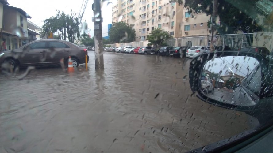 Chuva causa alagamentos e transtornos em Lauro de Freitas