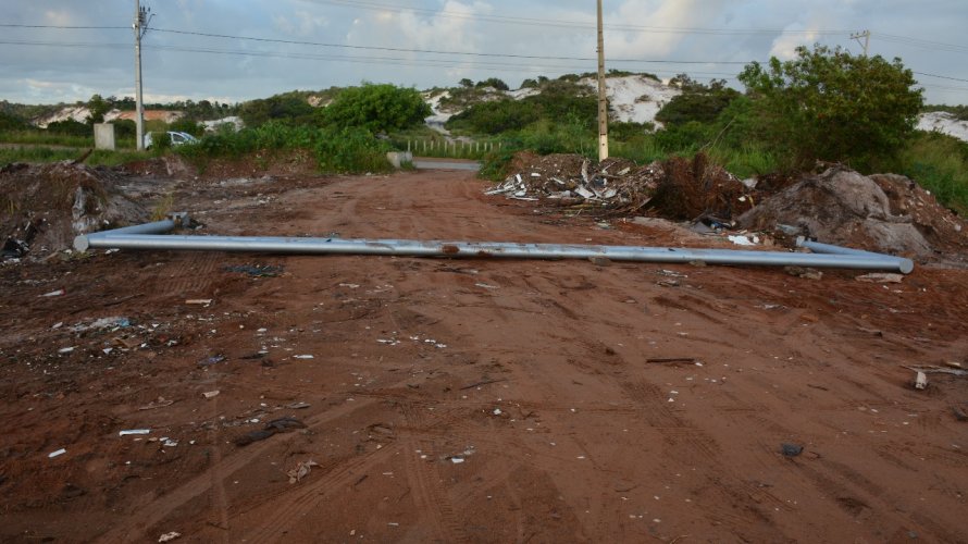 Camaçari: para extrair areia ilegalmente, caçambeiros derrubam equipamento que impedia ação