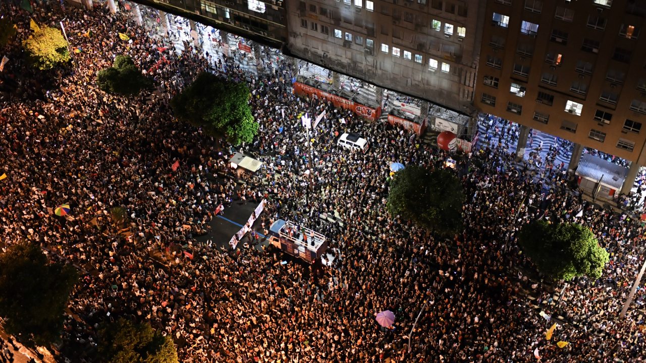 Manifestações contra cortes na educação levam milhares às ruas em todo o País