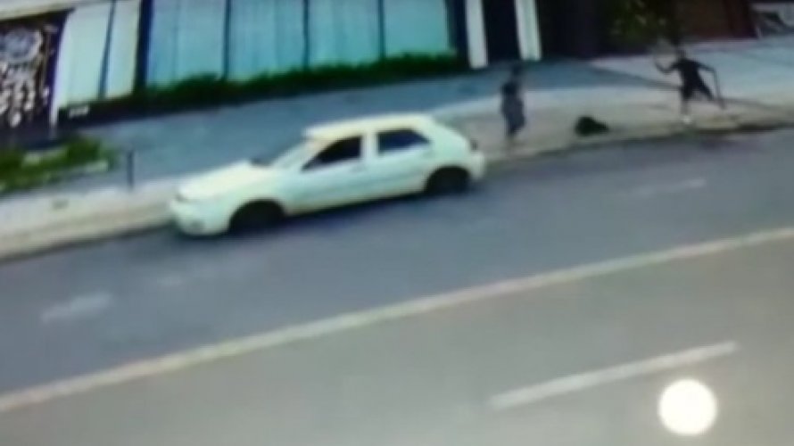 Câmera de segurança flagra homem sendo assaltado no Caminho das Árvores; veja vídeo