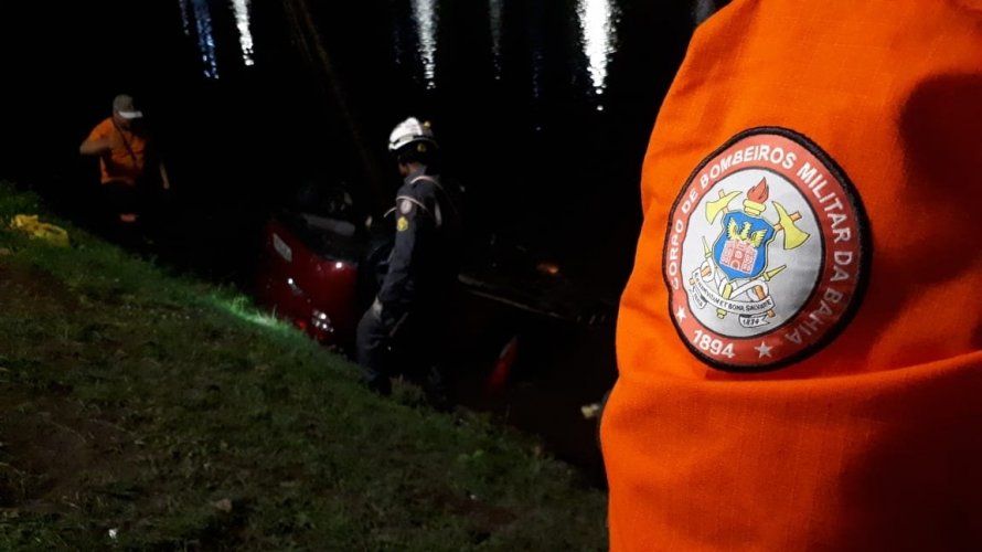 Vídeo: Carro cai no Dique do Tororó