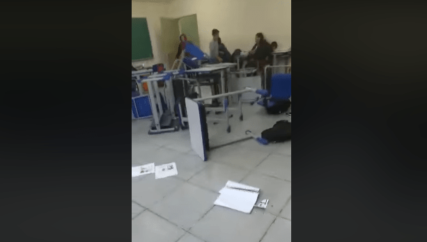 POLÍCIA APREENDE OITO MENORES QUE AGREDIRAM PROFESSORA E ARREMESSARAM CARTEIRAS EM ESCOLA