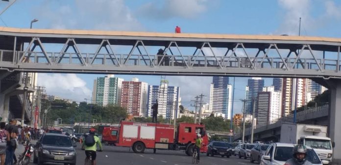 Homem ameaça se jogar de passarela em frente ao Detran em Salvador
