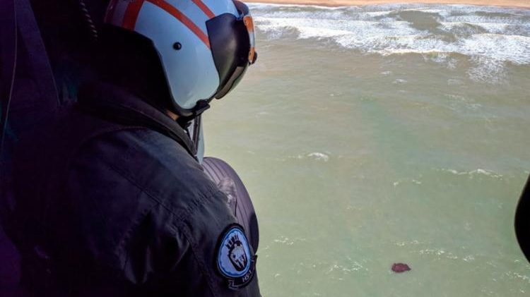 Praias de Guarajuba e Itacimirim são atingidas por óleo que afeta litoral nordestino