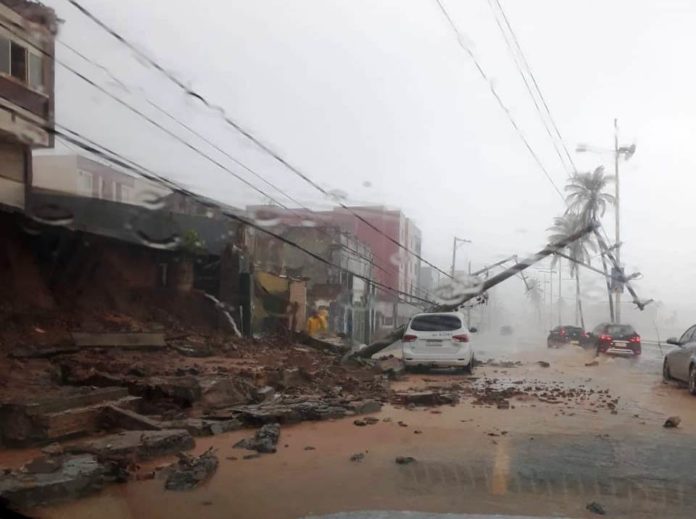 Poste atinge carro e Amaralina fica sem energia