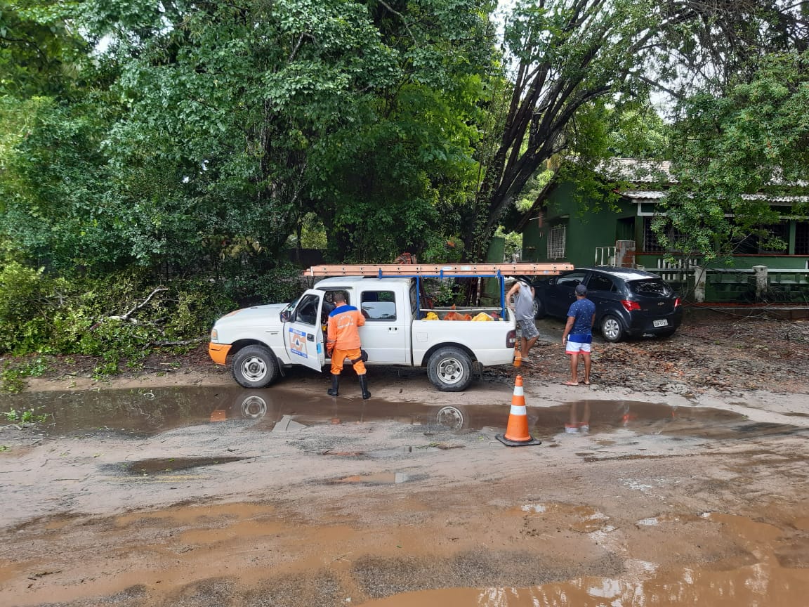 Por conta da chuva Defesa Civil de Camaçari atende chamados na sede e na orla