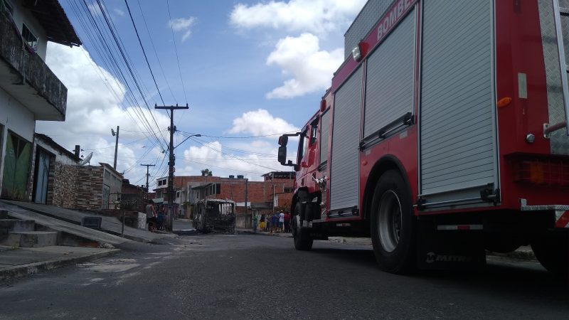 ÔNIBUS DA COOPERATIVA COOASTAC PEGA FOGO NO BAIRRO DO PHOC III